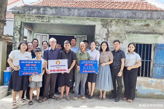Hỗ trợ 2 học sinh trong bài viết “Ông bà già yếu ở Cẩm Giàng nuôi 2 cháu nhỏ có nguy cơ thất học ”