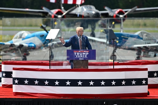 Ông Donald Trump vận động cử tri ngoài trời sau lớp kính chống đạn