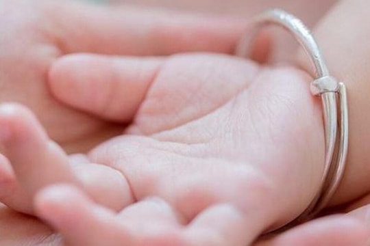 Đeo vòng tay bạc có giúp tránh gió và giải độc?