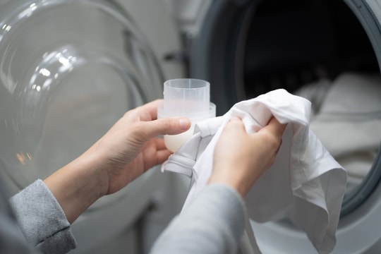 Có nên đổ bột giặt trực tiếp vào máy giặt?