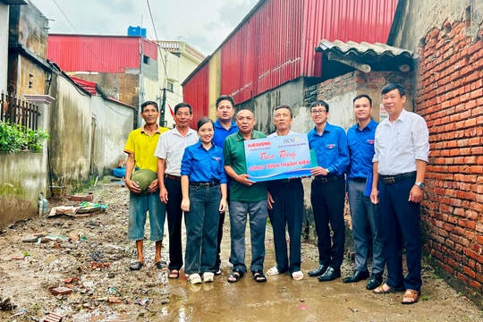 Chi đoàn Thanh niên Báo Hải Dương phối hợp hỗ trợ làm đường giao thông nông thôn ở Thanh Miện