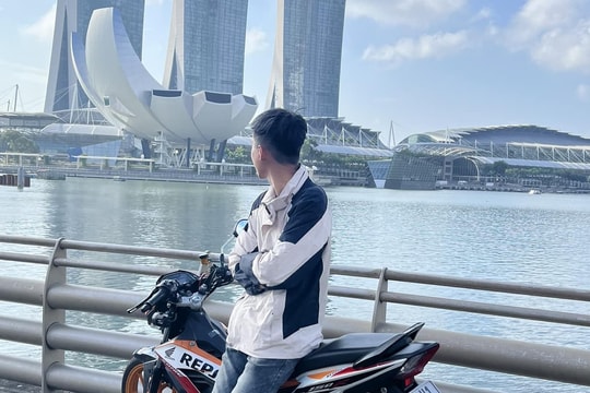 Chàng trai Bình Dương chi 70 triệu vượt 2.900 km bằng xe máy đến Singapore