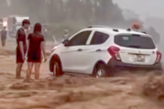 Nước lũ cuồn cuộn trên quốc lộ 6 qua Hoà Bình, cuốn trôi xe máy, nhiều ô tô mắc kẹt