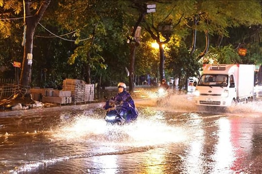 Mưa lớn kèm sấm sét liên tục, đường phố Hà Nội lại "mênh mông" nước