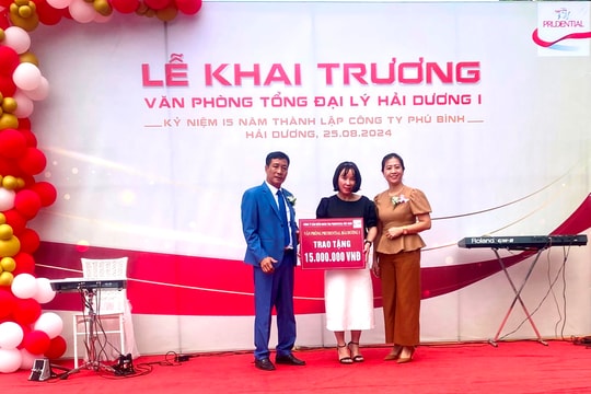Prudential Việt Nam tặng quà học sinh nghèo nhân dịp khai trương Văn phòng Tổng đại lý Hải Dương I