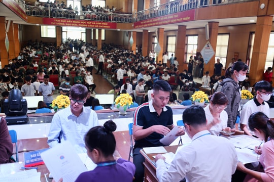 Sinh viên náo nức nhập học tại Trường Đại học Sao Đỏ