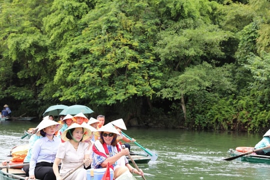 Australian Senate President visits Trang An ecotourism site in Ninh Binh