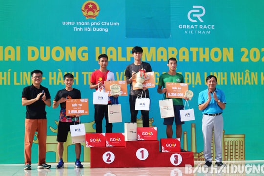 Vận động viên Hoàng Thị Ngọc Anh (Hải Dương) về nhất cự ly 10 km nữ giải chạy Hải Dương Half Marathon 2024