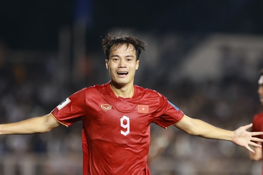 "Đứa con của thần gió" Văn Toàn "thử" tài ứng biến của ông Kim Sang Sik