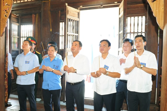 Trang trọng lễ dâng hương tưởng niệm 1.117 năm ngày mất Anh hùng dân tộc Khúc Thừa Dụ