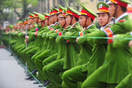 Đề xuất cấm công an mặc quân phục ăn uống vỉa hè, đính đá móng tay