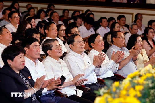 Chủ tịch Quốc hội dự chương trình nghệ thuật đặc biệt "Nắng Ba Đình"