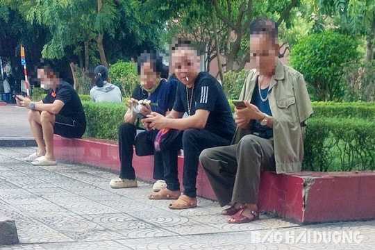 Nhiều người vô tư hút thuốc lá trong Bệnh viện Đa khoa tỉnh Hải Dương