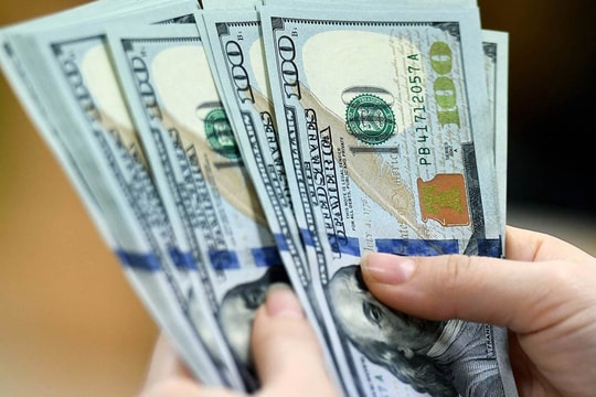 Giá USD trên thị trường tự do lao dốc