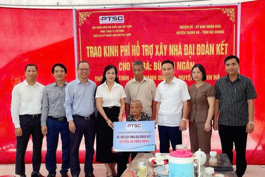 Tổng công ty CP Dịch vụ kỹ thuật dầu khí Việt Nam trao tiền hỗ trợ xây nhà cho người khó khăn ở Thanh Hà