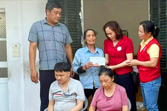 Gia đình bà Nguyễn Thị Thạo ở Thanh Hà được ủng hộ trên 13,5 triệu đồng