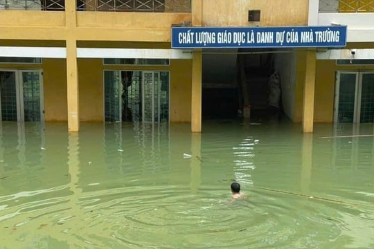 Hiệu trưởng gây sốt với hình ảnh "bơi vào trường" nhận món quà bất ngờ