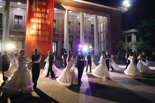 Hàng trăm người tham gia chương trình văn hóa, thể thao chào mừng Tết độc lập
