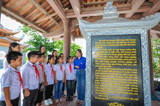 Thăm Khu lưu niệm Chủ tịch Hồ Chí Minh ở xã Hồng Dụ (Ninh Giang) dịp 2/9