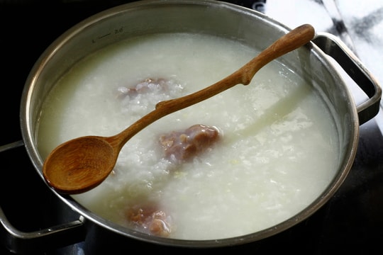 Mẹo chống trào khi nấu cháo