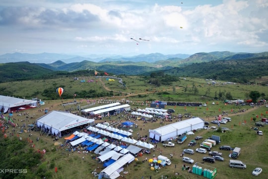 Hàng nghìn du khách lên cao nguyên La Vuông