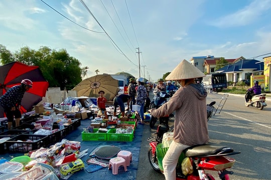 "Chợ cóc" nhộn nhịp bên đường 390 qua xã Thanh Quang (Thanh Hà)