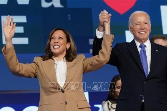 Tổng thống Biden "tiếp lửa" cho bà Harris trong cuộc vận động tại bang chiến địa