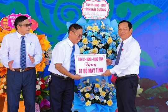 Đồng chí Lê Văn Hiệu dự lễ khai giảng đầu tiên của Trường Tiểu học, THCS và THPT Hưng Phát (Cẩm Giàng)