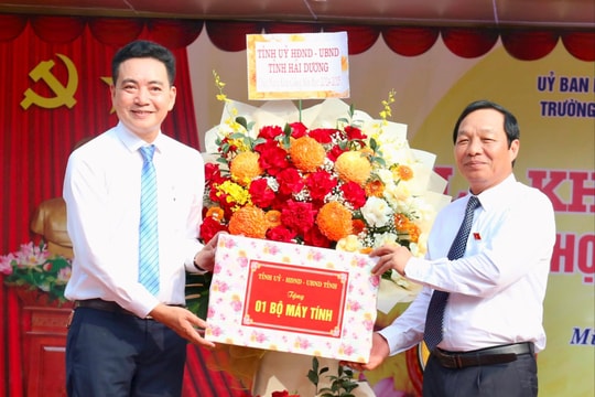 Đồng chí Lê Văn Hiệu dự lễ khai giảng tại Trường Tiểu học & THCS Nguyễn Đức Sáu (Nam Sách)