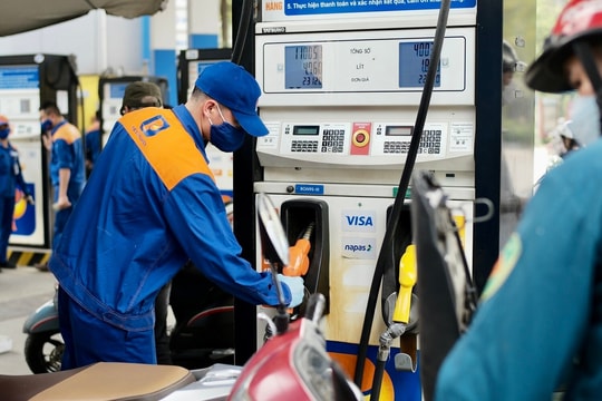 Giá xăng giảm lần thứ ba liên tiếp, mức giảm cao nhất gần 400 đồng/lít