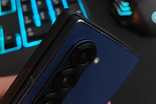 Galaxy Z Fold 6 mới mua đã tróc sơn, Samsung đổ lỗi "tại sạc"