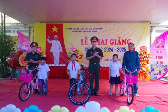 Lực lượng vũ trang tỉnh Hải Dương tặng hàng trăm suất quà cho học sinh nghèo vượt khó