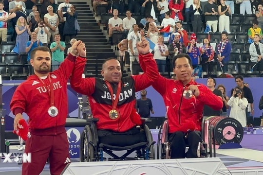 Thưởng nóng đô cử Lê Văn Công giành huy chương đồng Paralympic