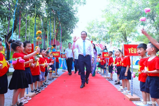 Các đồng chí lãnh đạo UBND tỉnh dự lễ khai giảng năm học mới ở TP Hải Dương và Chí Linh