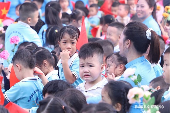Những khoảnh khắc "mít ướt" siêu dễ thương của học sinh Hải Dương ngày khai giảng