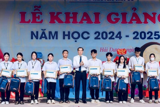 Sacombank Hải Dương trao 75 suất học bổng nhân dịp khai giảng năm học mới