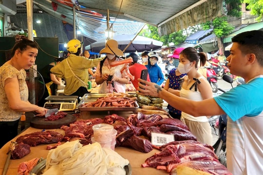 Nhiều người dân TP Hải Dương đi mua thực phẩm tích trữ trước siêu bão