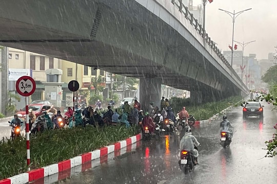 Hà Nội bắt đầu mưa dông, cảnh báo tố, lốc, sét, mưa đá do siêu bão số 3