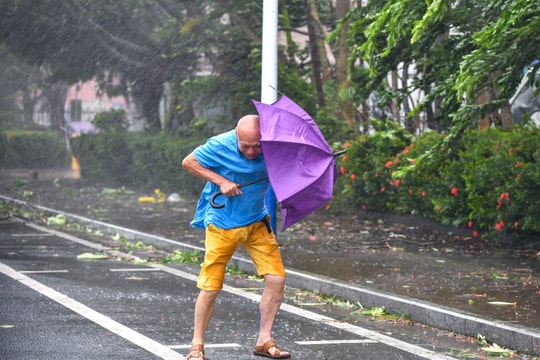 Trên đường hướng về miền Bắc nước ta, bão Yagi (bão số 3) thổi bay người ở đảo Hải Nam