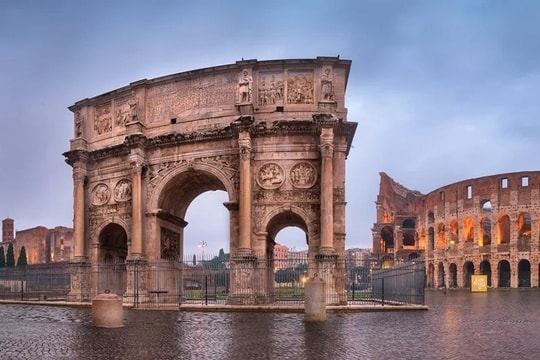 Sét đánh văng cả góc Khải Hoàn Môn Constantine ở Italia