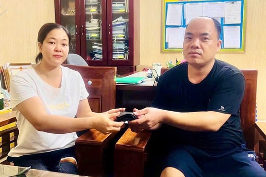Đi trực chống bão, cô giáo ở Thanh Hà nhặt được ví tiền và trả lại người đánh rơi