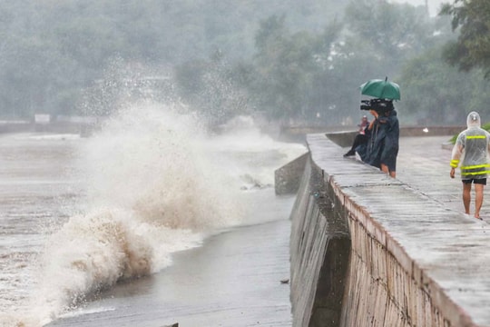 Quảng Ninh, Hải Phòng mưa to kèm gió giật mạnh