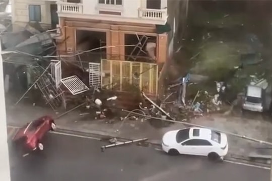 Khoảnh khắc ô tô bị bão số 3 thổi bay