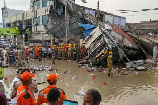 Sập nhà 3 tầng ở miền Bắc Ấn Độ khiến hàng chục người thương vong