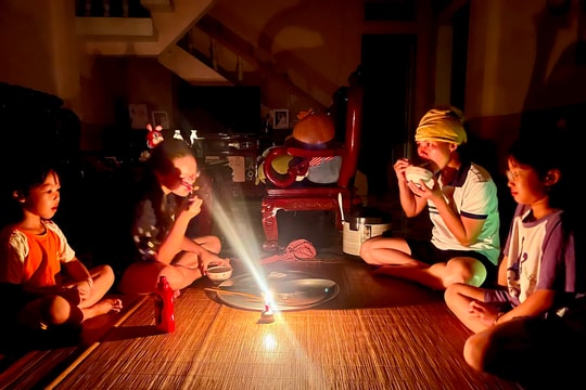 Mất điện sau bão số 3, nông thôn Hải Dương trở lại với đèn dầu và nến