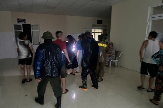 Công an xã Hiệp Cát (Nam Sách) giúp đưa một sản phụ bị vỡ ối non đi cấp cứu kịp thời trong mưa bão