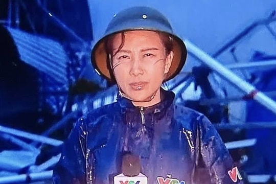 Biên tập viên Quỳnh Hoa VTV "đắm" mình 7 tiếng trong bão số 3