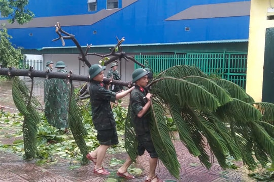 Chung sức dọn trường học ở Hải Dương sau bão số 3