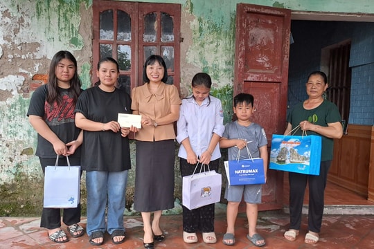 Đại biểu Quốc hội Nguyễn Thị Việt Nga hỗ trợ 4 chị em có hoàn cảnh khó khăn ở Cẩm Giàng