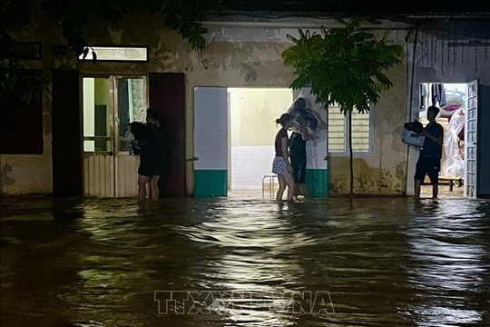 Nước sông Hồng tại Yên Bái dâng cao, nhiều nhà dân bị ngập sâu